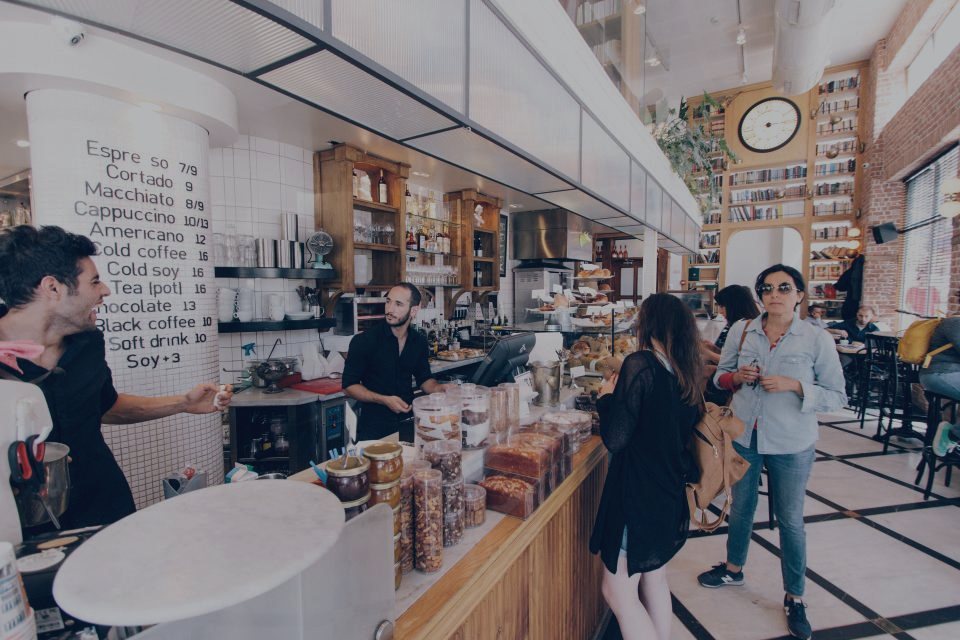 Kafe tezgâhı ve oturma alanı