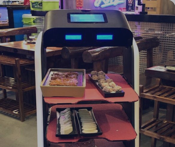 KAAN servis robotu Çınaraltı Mangalbaşı Restaurant'ta raflarında yemek tabaklarıyla servis yaparken